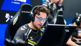 决赛重现经典 Inferno，FaZe Clan 16-14险胜NIP，捧起冠军奖杯。